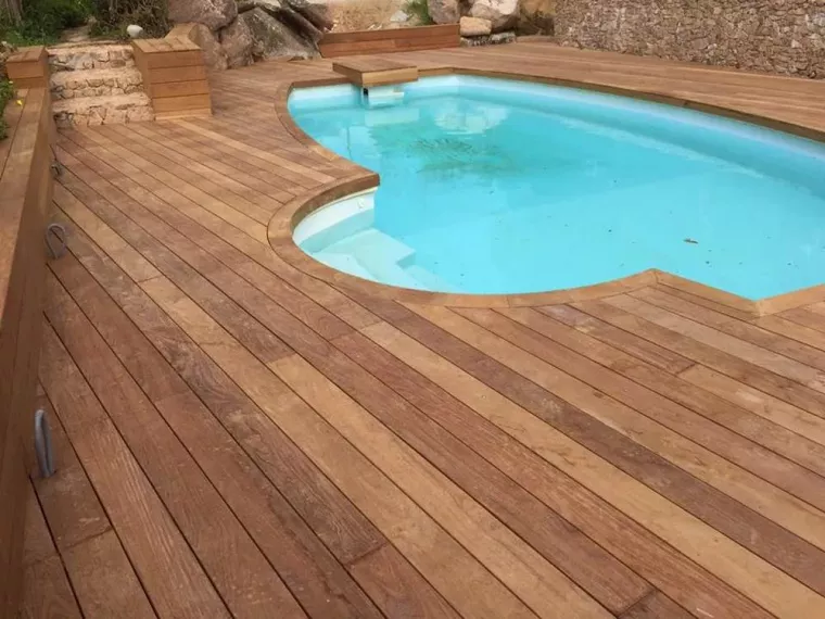 Une fois le sol prêt, nos paysagistes posent le revêtement de votre terrasse, Ajaccio, Rivière Paysagiste